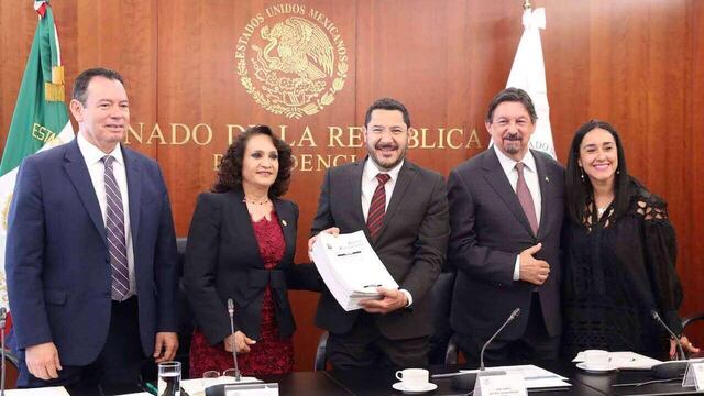 Diputados entregan minuta de reforma laboral a Senadores.