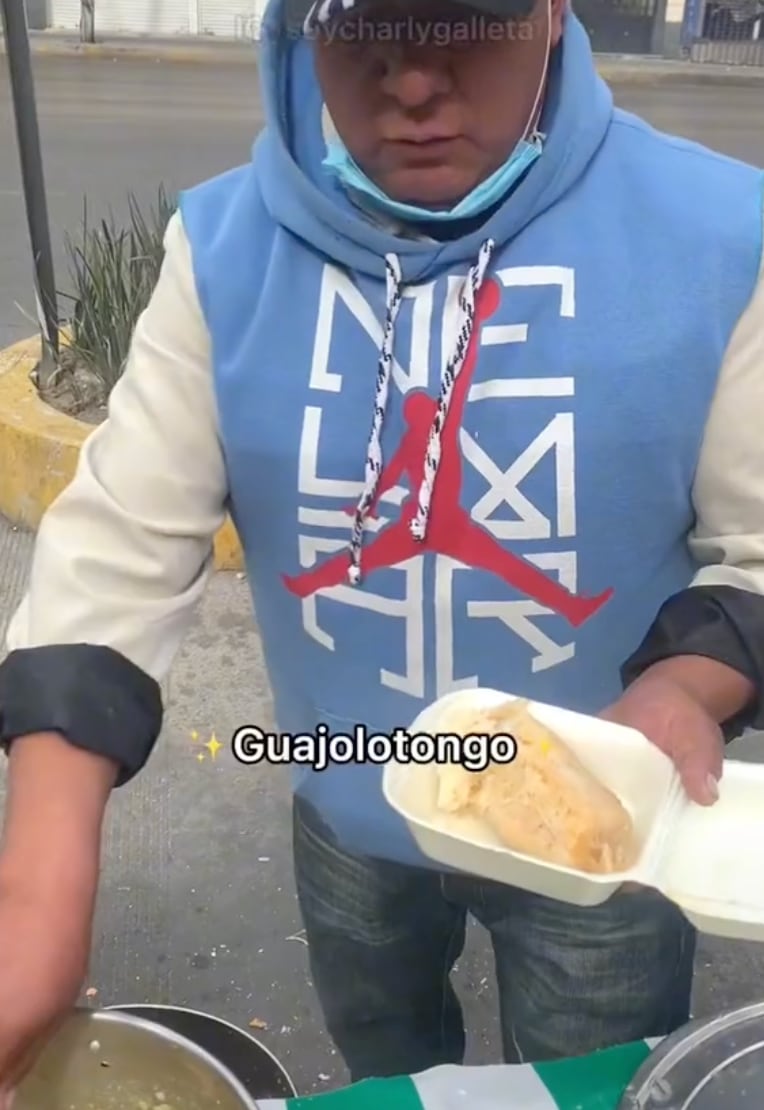 Hombre preparando un 'guajolotongo'