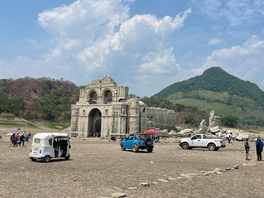Quechula, la basílica más grande en Chiapas, quedó al descubierto por la sequía en la presa Malpaso