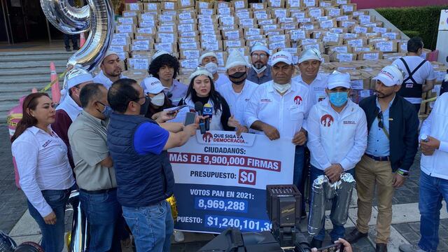 Entrega de firmas en el INE