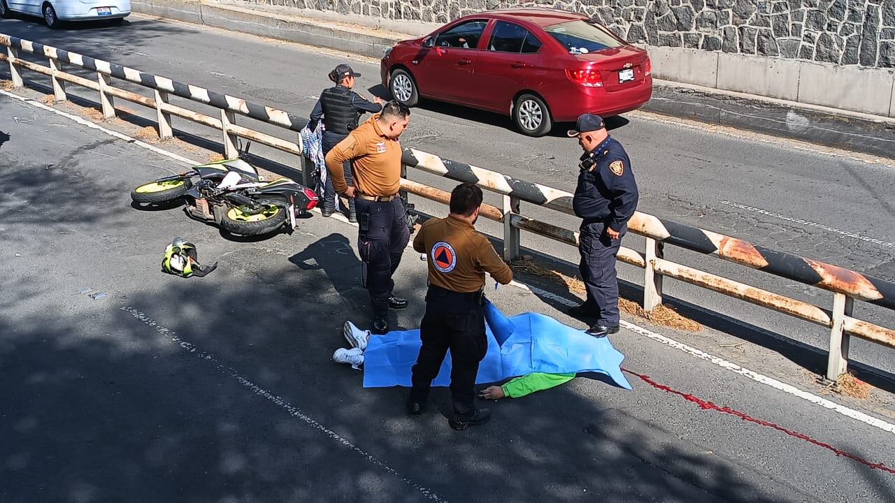 Muere motociclista en Polanco tras chocar contra valla