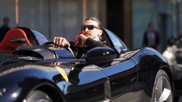 Zlatan Ibrahimovic pide 'aventón' a motociclista para llegar al Festival de San Remo