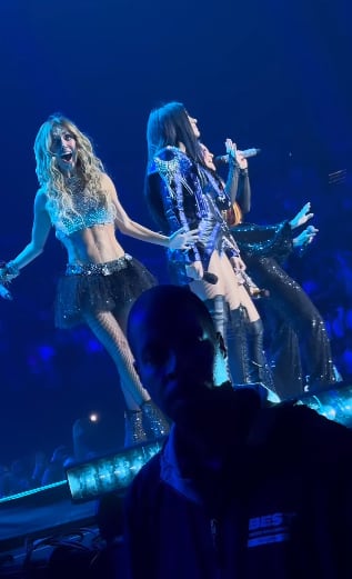 Reacción de Anahí al ver a Kunno vestido como Mía Colucci en concierto de RBD.