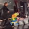 VIDEO: La rodilla de Luis Miguel lo traiciona en pleno concierto y casi se quiebra