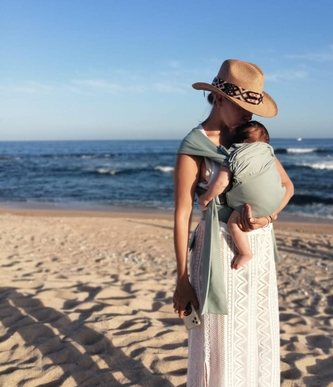 Fernanda Castillo con su bebé Liam