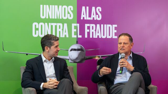 Juan Carlos Zuazua, CEO de VivaAerobus junto a Enrique Beltranena, CEO de Volaris