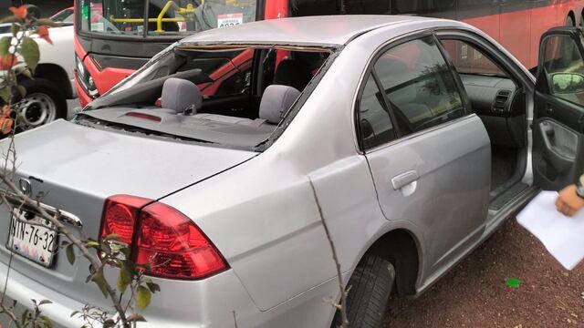 Choque entre Metrobús y auto en Eje 1 Norte