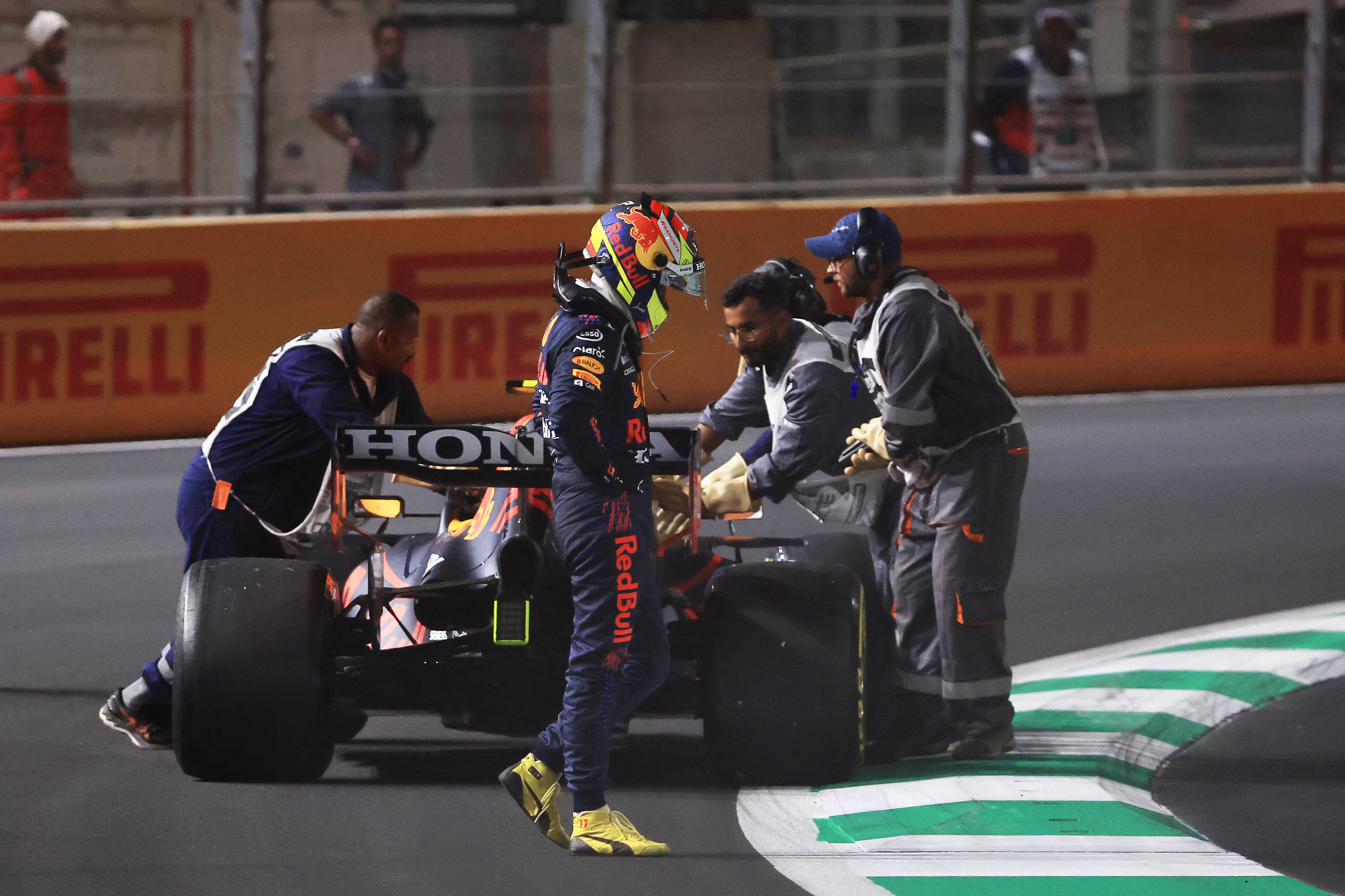Checo Pérez tuvo que abandonar la carrera del GP de Arabia Saudita