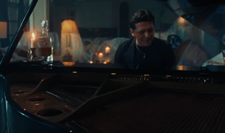 Christian Nodal estrena A solas con la botella