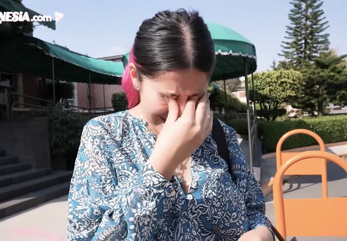 Lesslie Polinesia llora al deja el hospital sin su bebé