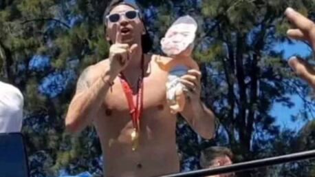 Dibu Martínez se burla de Kylian Mbappé en festejos y lo tunden en redes