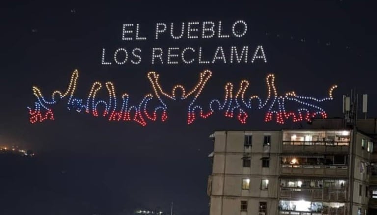 Drones iluminan el cielo de Caracas por la libertad de Maduro y Cilia Flores
