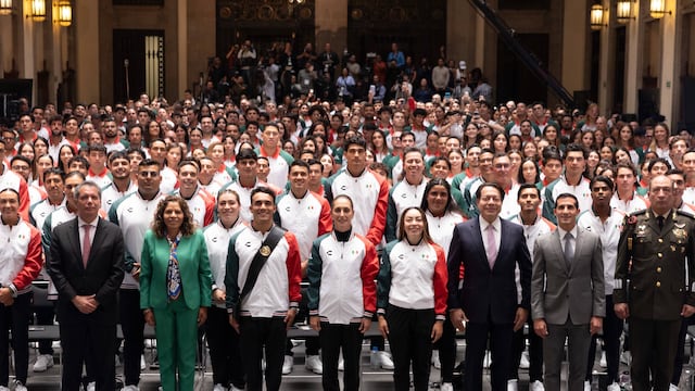Claudia Sheinbaum abanderó a delegación mexicana para los Juegos Centroamericanos y del Caribe 2026