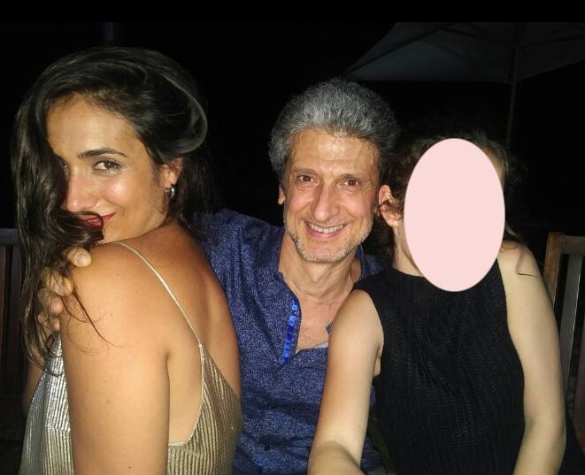 José Levy junto a sus hijas