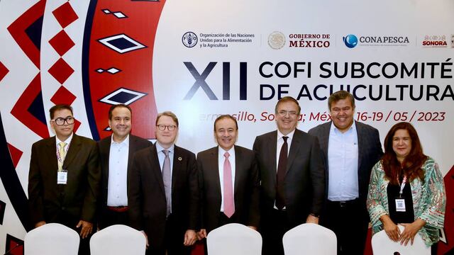 Alfonso Durazo y Marcelo Ebrard al centro