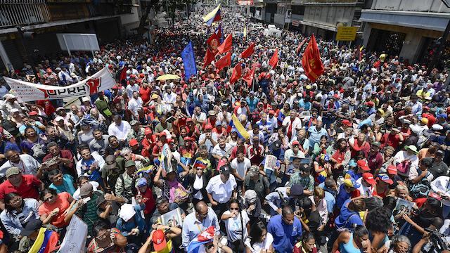 Simpatizantes del gobierno se manifiestan en calles de Venezuela contra el intento de golpe de Estado.