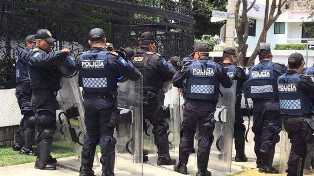 Elementos de la Policía de la CDMX bloquean el acceso a la calle de Sierra Gorda.
