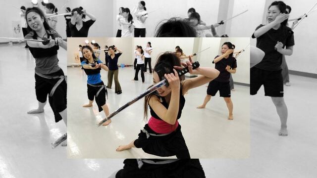 Utilizar katanas para hacer ejercicio es la última moda 'fitness' en Tokio, donde por 90 minutos ejercitas todo tu cuerpo. 