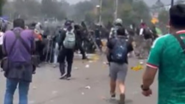 Manifestantes y policías se enfrentan cerca del Estadio Banorte sobre Avenida del Imán