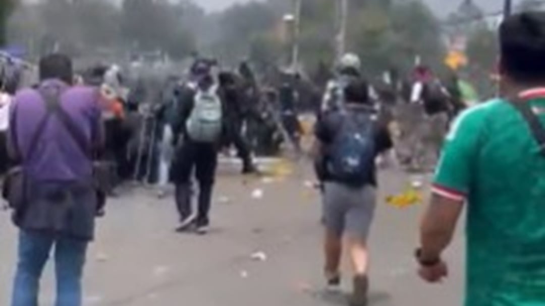 Manifestantes y policías se enfrentan cerca del Estadio Banorte sobre Avenida del Imán