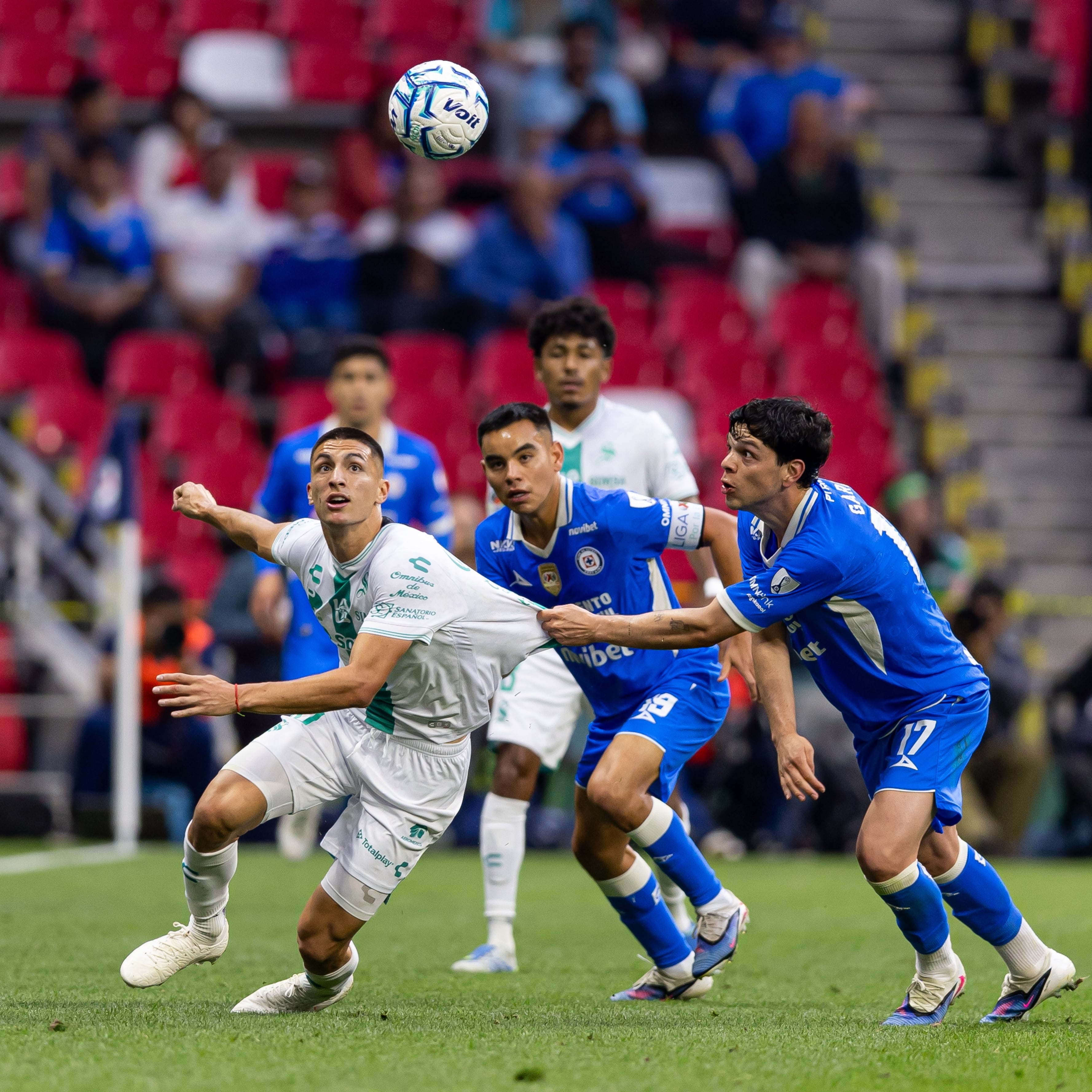 Cruz Azul derrota a Santos Laguna 1-0 con gol de José Paradela