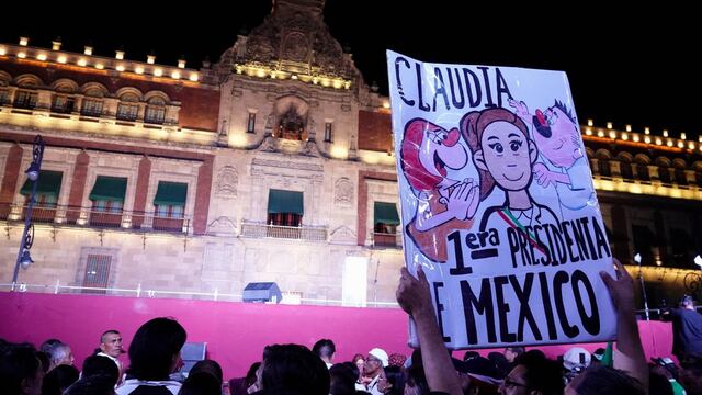 Simpatizantes de la candidata presidencial Claudia Sheinbaum en el Zócalo de la CDMX