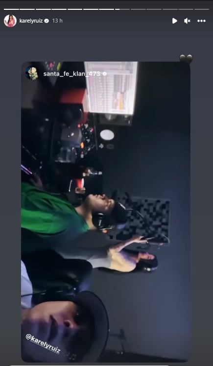 Santa Fe Klan con Karely Ruiz grabando música.
