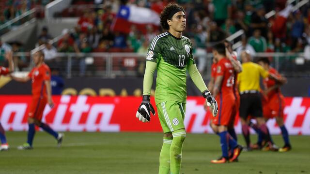 Memo Ochoa goleado por Chile.