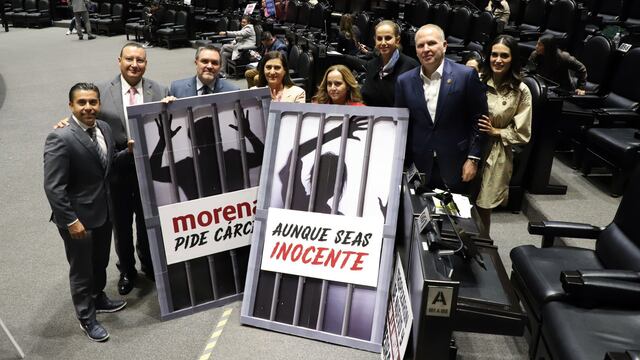 Grupo parlamentario del PAN mostró cartulinas en alusión a lo que se discute en la sesión