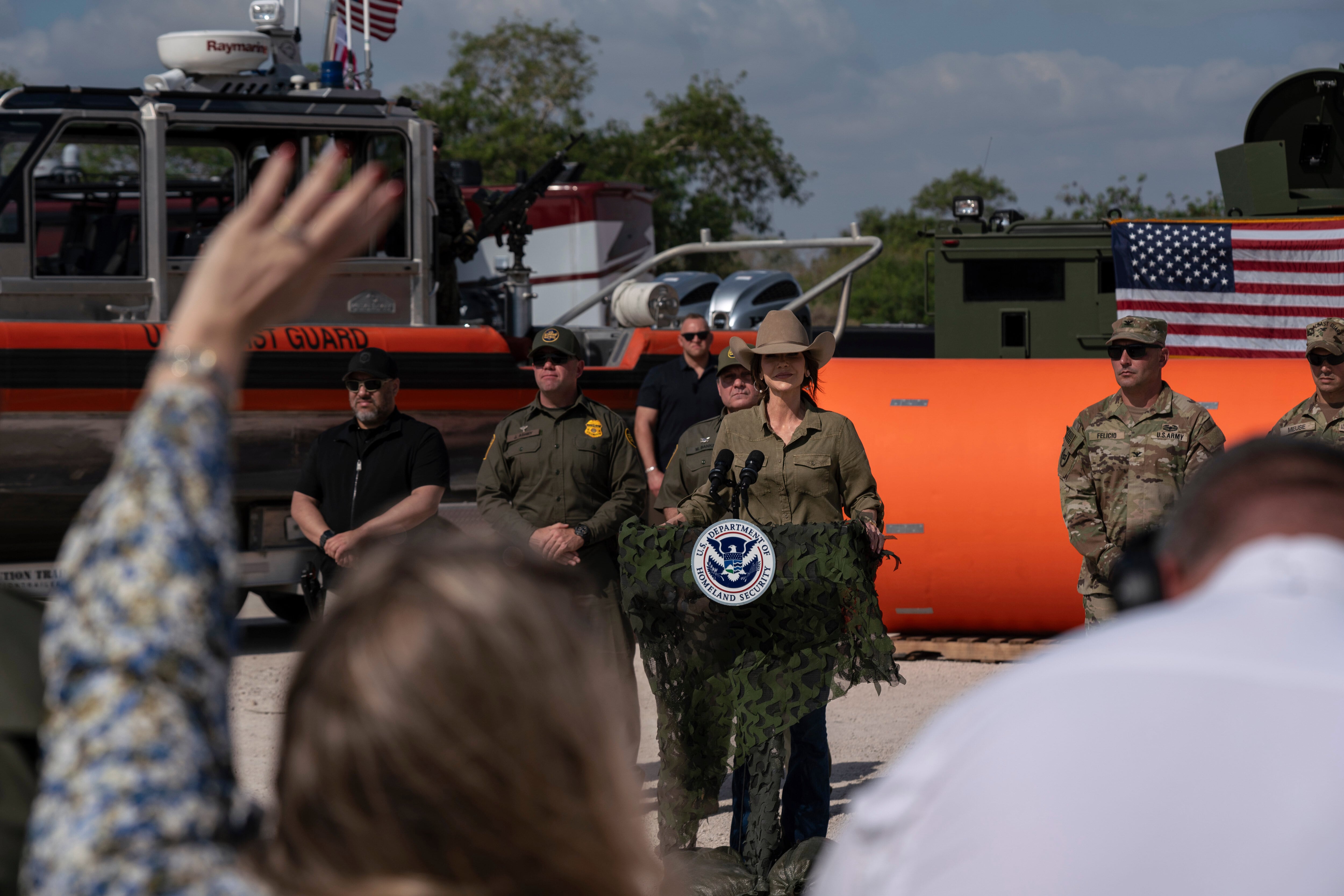 Kristi Noem, secretaria de Seguridad Interior de Estados Unidos, anunció la ampliación del muro flotante en el Rio Bravo con 800 kilómetros más