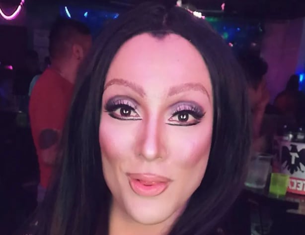 Barbie Rodríguez caracterizada como Cher