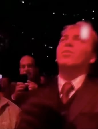 Cristian Castro disfrutando del concierto de Luis Miguel