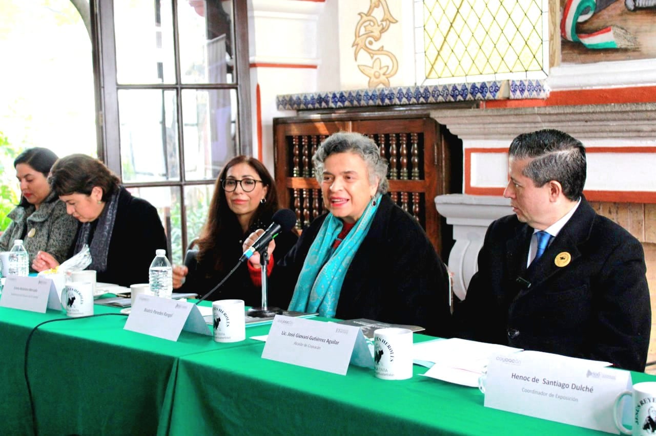 El alcalde Giovani Gutiérrez junto a la senadora Beatriz Paredes durante el homenaje a Jesús Reyes Heroles en Coyoacán