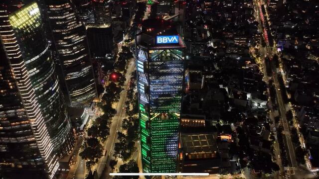 Encendido de edificios de color verde como cuenta regresiva a un año del inicio de la Copa del Mundo 2026