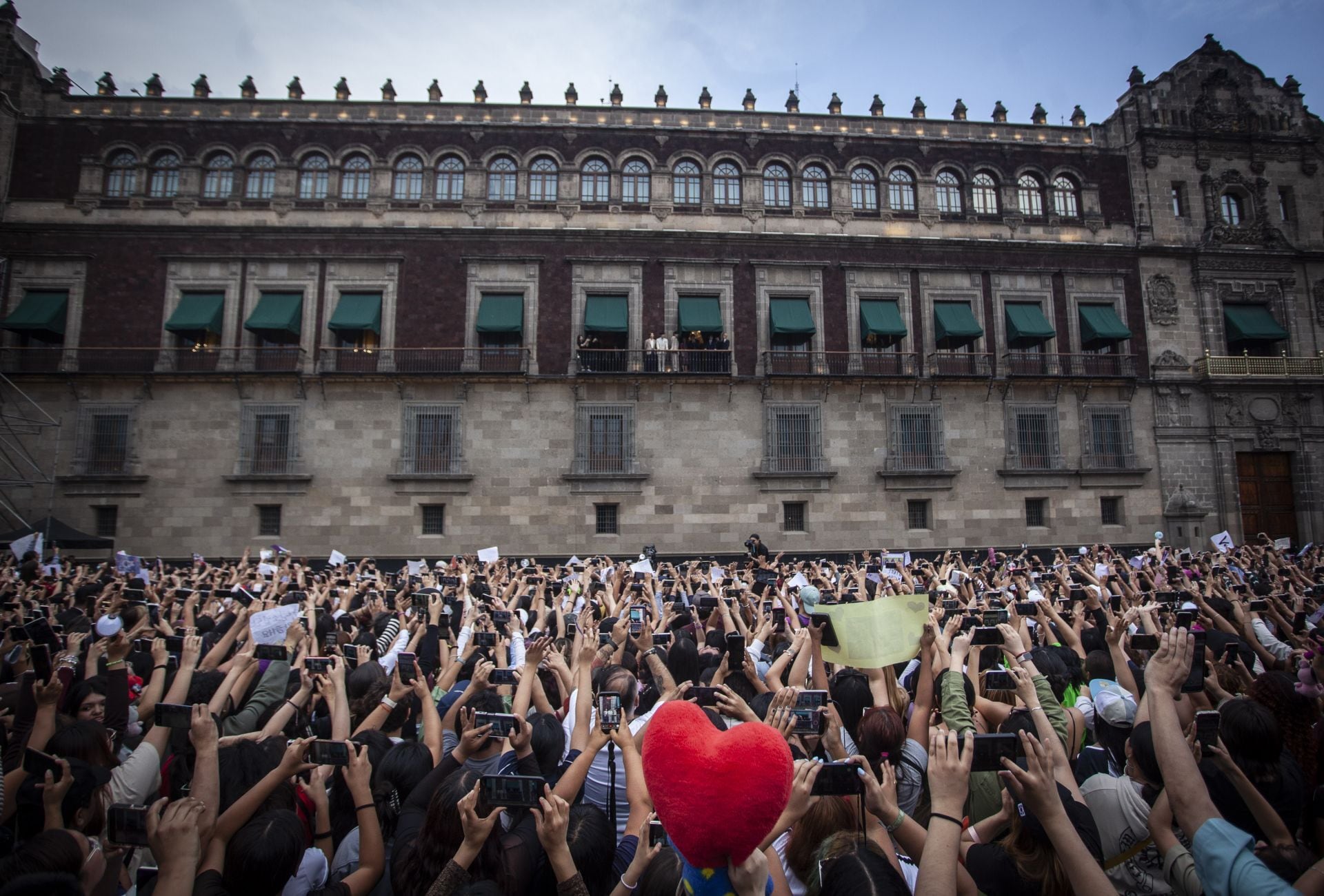 BTS saluda a ARMY México desde el balcón de Palacio Nacional