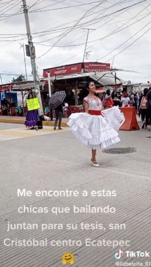 Estudiante bailando zapateado para poder titularse