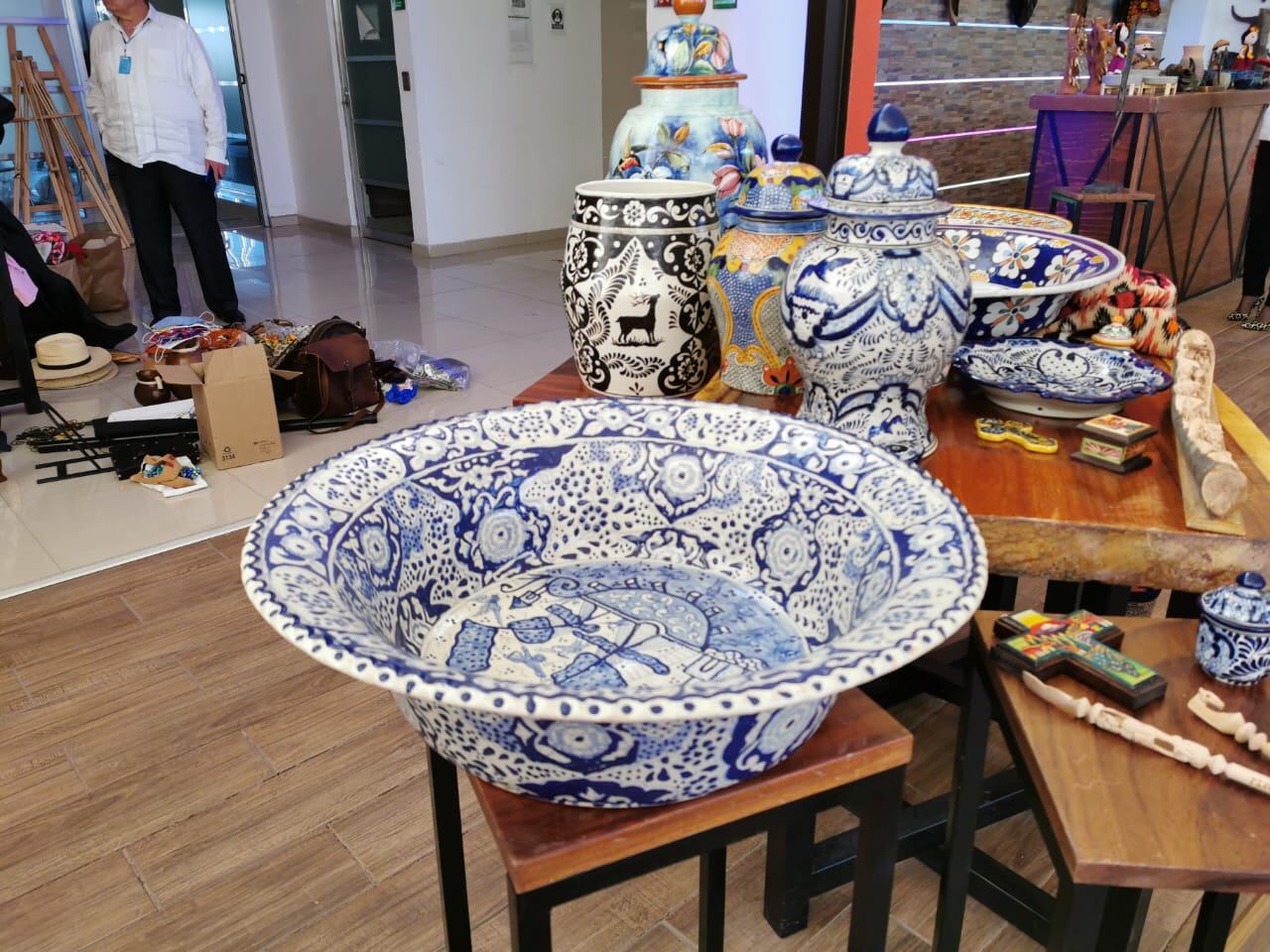 Finas piezas de talavera y cerámica.