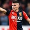 Johan Vásquez marca un gol, pero termina expulsado en la Serie A