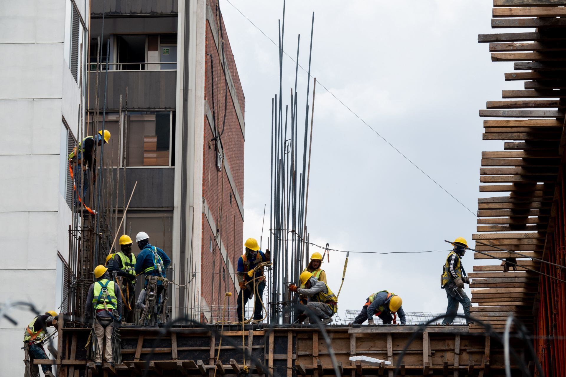 Trabajadores de la construcción laboran de manera continúa durante la tarde en una edificación de la colonia Condesa