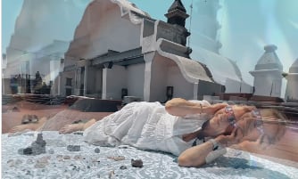 Beatriz Gutiérrez durante eclipse solar