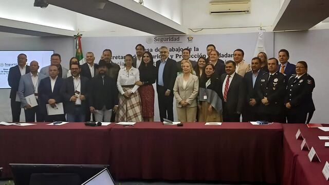 Jorge Alberto Ayón presenta modelo de seguridad de Toluca en representación de Ricardo Moreno durante encuentro en CDMX.