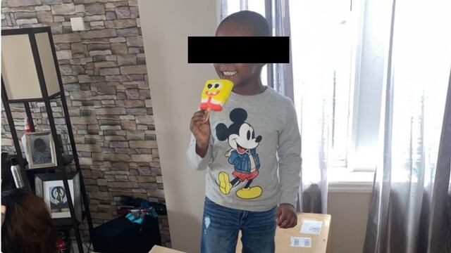 Niño compra 51 cajas de paletas de Bob Esponja