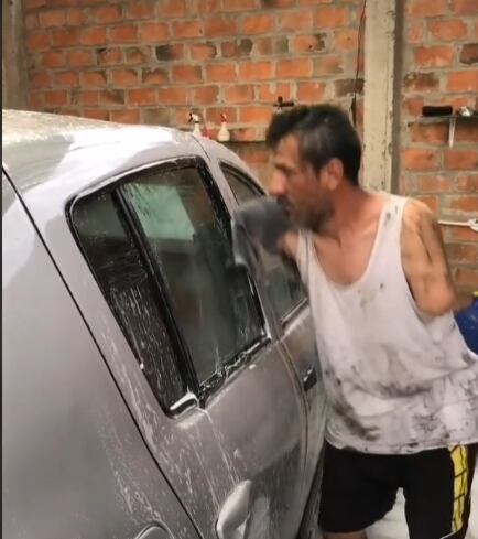 Hombre sin brazos trabaja lavando autos