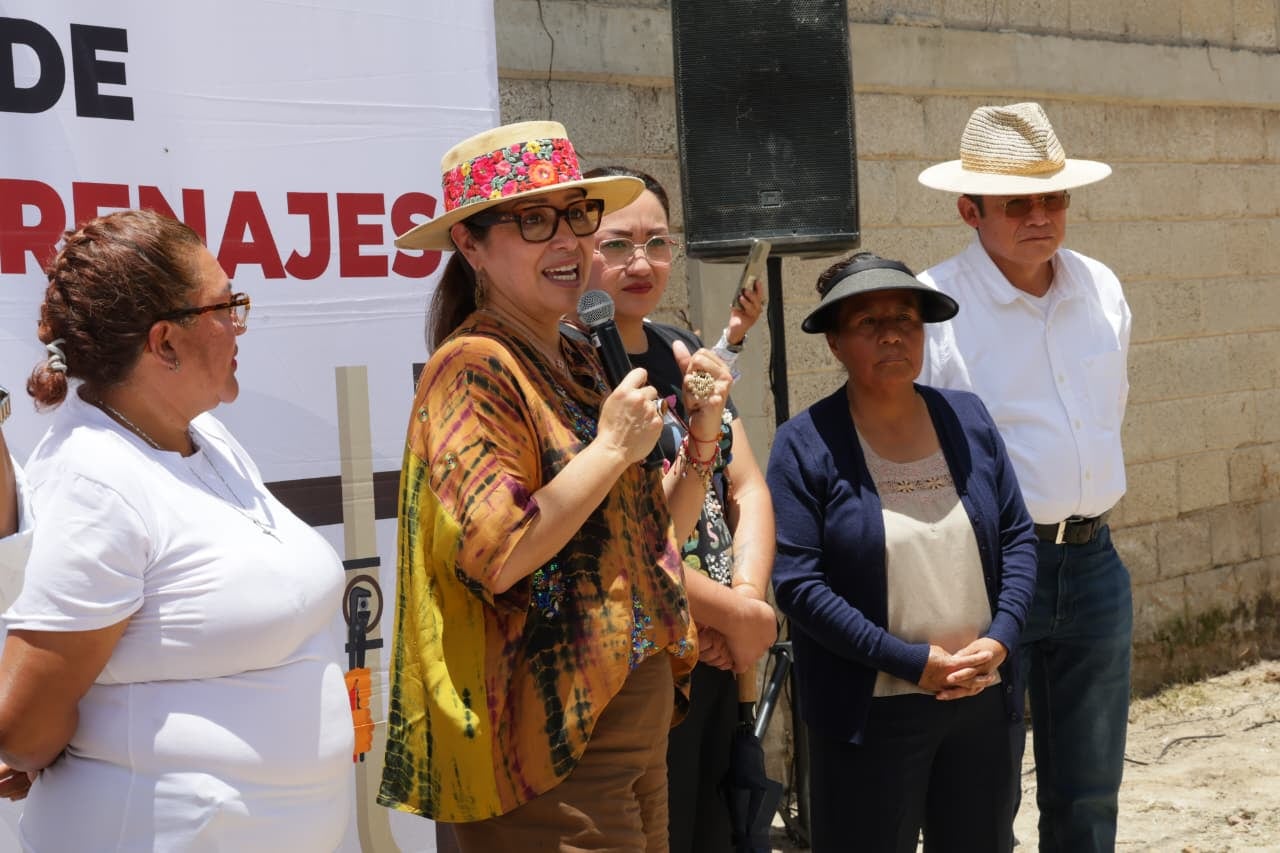 Azucena Cisneros lleva agua potable y pavimentación a Santa María Tulpetlac.