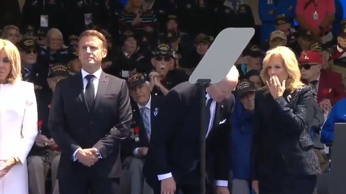 VIDEO: Joe Biden sufre otro lapsus con Emmanuel Macron durante aniversario por el Día D en Normandía