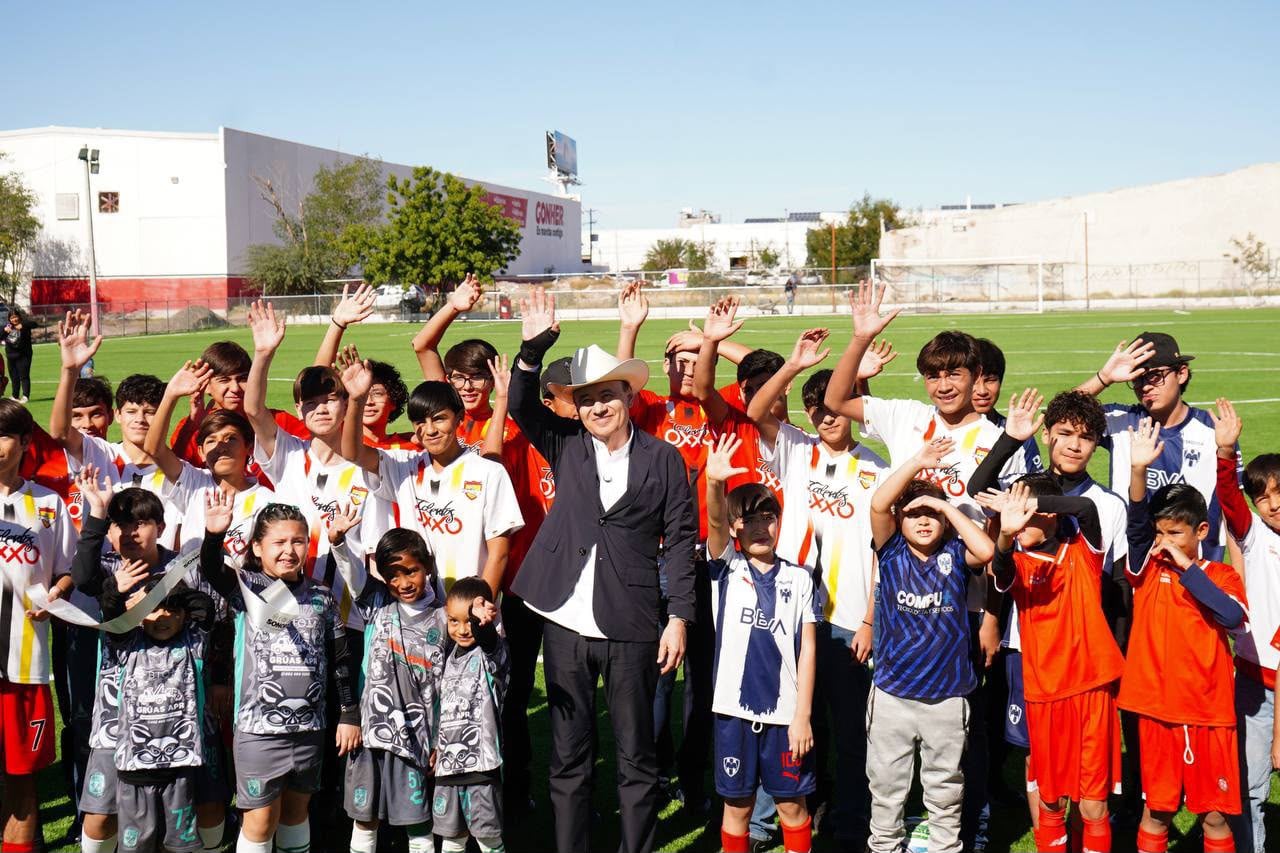 Alfonso Durazo Montaño encabezó la rehabilitación y construcción de 206 canchas deportivas en todo el estado.