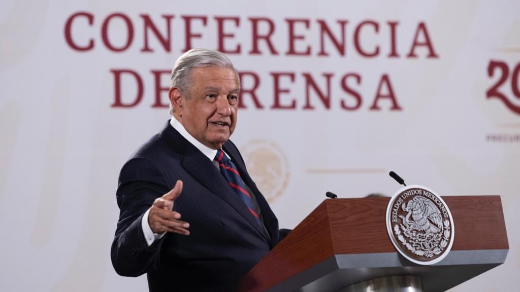 AMLO propone se derribe la Estatua de la Libertad en Nueva York si se condena a Julian Assange