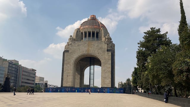Vallas en el Monumento de la Revolución por marcha del 25N
