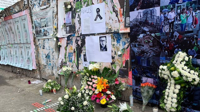 Familiares colocan flores, velas y fotografías fuera de Álvaro Obregón 286