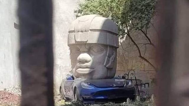 Cabeza olmeca aplasta tesla en la colonia Roma, CDMX
